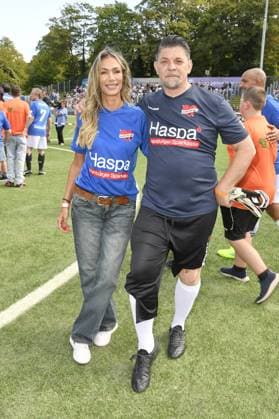 Yasmina Filali und Tim Mälzer beim Kicken mit Herz im STADION HOHELUFT in Hamburg am 07.09.2025