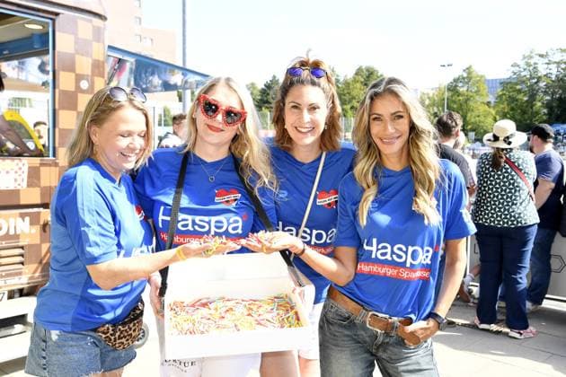 Nova Meierhenrich, Sandra Quadflieg, Madita van Hülsen und Yasmina Filali beim Kicken mit Herz im STADION HOHELUFT in Hamburg am 07.09.2025