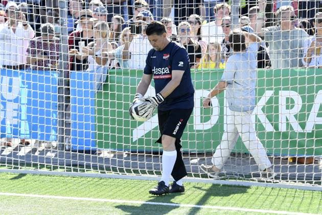 Tim Mälzer beim Kicken mit Herz im STADION HOHELUFT in Hamburg am 07.09.2025