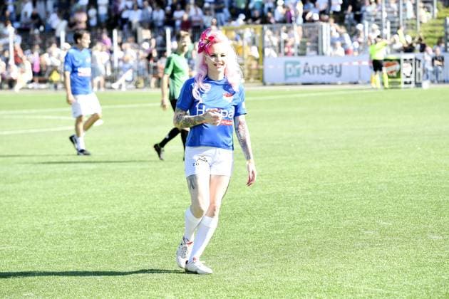Belle la Donna beim Kicken mit Herz im STADION HOHELUFT in Hamburg am 07.09.2025