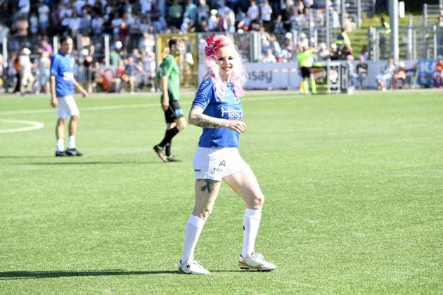 Belle la Donna beim Kicken mit Herz im STADION HOHELUFT in Hamburg am 07.09.2025