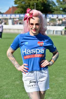 Belle la Donna beim Kicken mit Herz im STADION HOHELUFT in Hamburg am 07.09.2025