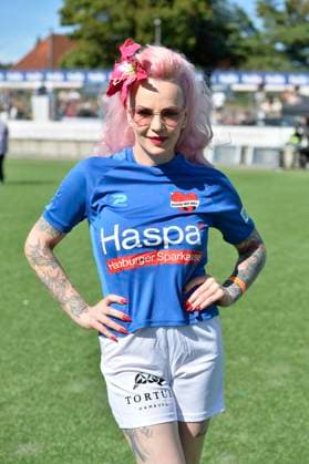 Belle la Donna beim Kicken mit Herz im STADION HOHELUFT in Hamburg am 07.09.2025