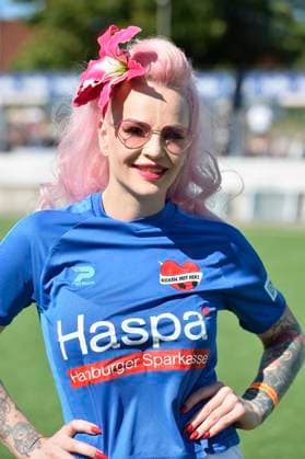 Belle la Donna beim Kicken mit Herz im STADION HOHELUFT in Hamburg am 07.09.2025