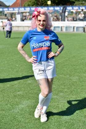 Belle la Donna beim Kicken mit Herz im STADION HOHELUFT in Hamburg am 07.09.2025