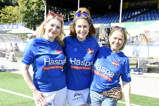 Sandra Quadflieg, Madita van Hülsen und Nova Meierhenrich beim Kicken mit Herz im STADION HOHELUFT in Hamburg am 07.09.2025