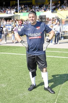 Tim Mälzer beim Kicken mit Herz im STADION HOHELUFT in Hamburg am 07.09.2025