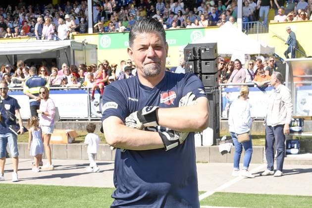Tim Mälzer beim Kicken mit Herz im STADION HOHELUFT in Hamburg am 07.09.2025