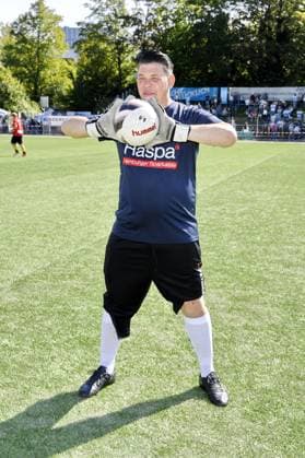 Tim Mälzer beim Kicken mit Herz im STADION HOHELUFT in Hamburg am 07.09.2025