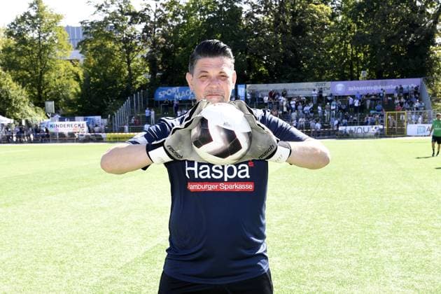 Tim Mälzer beim Kicken mit Herz im STADION HOHELUFT in Hamburg am 07.09.2025