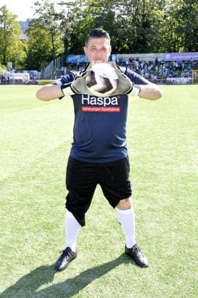Tim Mälzer beim Kicken mit Herz im STADION HOHELUFT in Hamburg am 07.09.2025