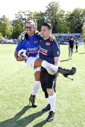 Jorge Gonzalez und Tim Mälzer beim Kicken mit Herz im STADION HOHELUFT in Hamburg am 07.09.2025