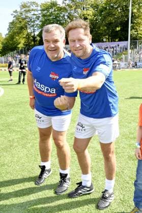 Elton und Johannes Oerding beim Kicken mit Herz im STADION HOHELUFT in Hamburg am 07.09.2025