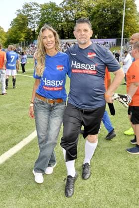 Yasmina Filali und Tim Mälzer beim Kicken mit Herz im STADION HOHELUFT in Hamburg am 07.09.2025
