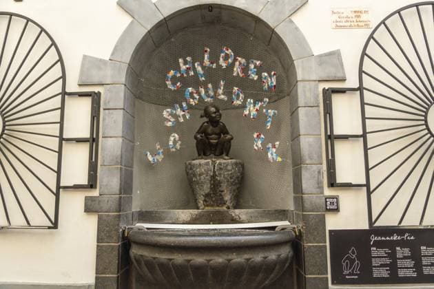 BRÜSSEL, BELGIEN 14. JUNI 2025: Jeanneke Pis Bronzestatue eines urinierenden kleinen Mädchens. Brüssel, Belgien. Welttag gegen Kinderarbeit BRUSSELS, BELGIUM - JUNE 14, 2025: Jeanneke Pis Bronze Statue of Little Girl Urinating. Brussels, Belgium. World Day against Child Labour Copyright: imageBROKER MaksimxZabarovskii iblmza14875920.jpg