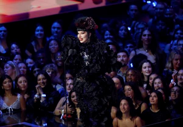 Bilder des Jahres 2025, Entertainment 09 September Entertainment Themen der Woche KW36 Entertainment Bilder des Tages Lady Gaga accepts the Artist of the Year award at the 2025 MTV Video Music Awards VMA s at the UBS Arena in Elmont, New York on Sunday, September 7, 2025.  MTV20250907175 JohnxAngelillo