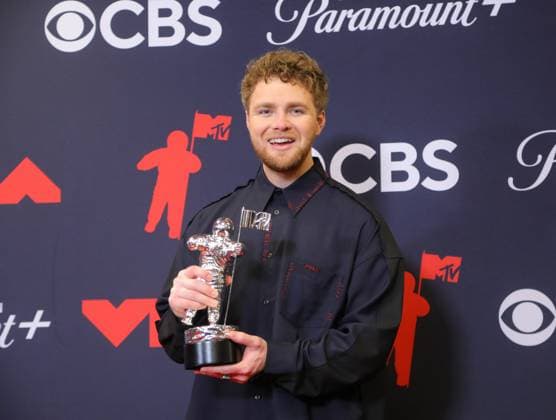 Alex Warren arrives in the press room at the 2025 MTV Video Music Awards VMA s at the UBS Arena in Elmont, New York on Sunday, September 07, 2025.  MTV20250907817 SerenaxXuxNing
