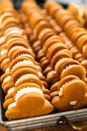 IMAGO Creative, Weihnachten, Food, Backen, Lebkuchen Making Festive Gingerbread Sandwiches on Rustic Wooden Table Making gingerbread man cookie sandwiches filled with eggnog buttercream, arrayed on a rustic wooden table, ideal for heartfelt Christmas gifting., 95745564.jpg RECORD DATE NOT STATED