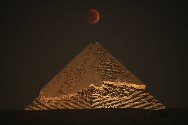 (250908) -- GIZA, Sept. 8, 2025 -- The double-exposure photo taken on Sept. 7, 2025 shows the moon during a lunar eclipse over the Pyramid of Khafre in Giza, Egypt. ) EGYPT-GIZA-PYRAMIDS-LUNAR ECLIPSE SuixXiankai 