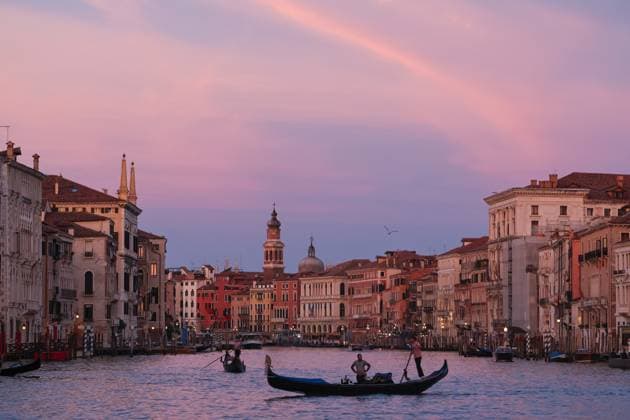 Bilder des Jahres 2025, News September 09 News Themen der Woche KW36 News Bilder des Tages (250908) -- VENICE, Sept. 8, 2025 -- People row boats at sunset after the Regata Storica boat race in Venice, Italy, Sept. 7, 2025. The Regata Storica is a historic annual boat parade and rowing race on the Grand Canal in Venice. ) ITALY-VENICE-BOAT RACE LixJing 