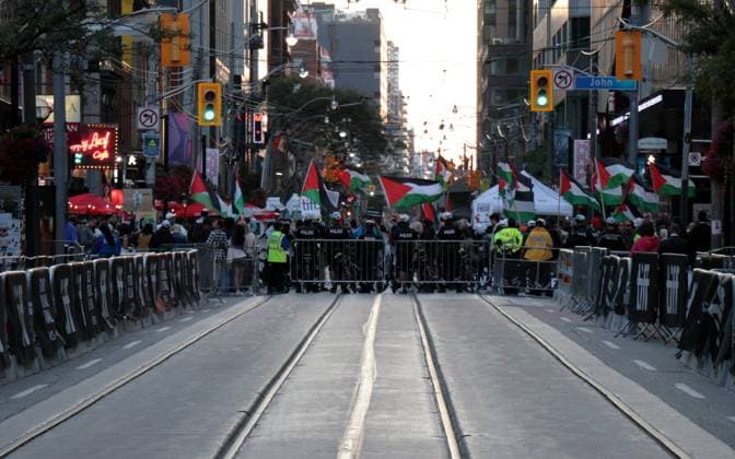 Pro-Palestinian Protest At The Toronto International Film Festival People gather for a pro-Palestinian protest at the Toronto International Film Festival in Toronto, Ontario, Canada, on September 7, 2025. Toronto Canada  Copyright: xArrushxChoprax originalFilename: chopra-notitle250908_npHI9.jpg