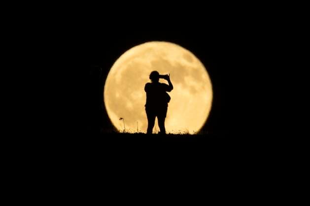 Bilder des Jahres 2025, News September 09 News Themen der Woche KW36 News Bilder des Tages September 7, 2025, Los Angeles, California, USA: A person is silhouetted while taking pictures as the full moon, also known as the Corn Moon, rises in the sky on Sunday in Los Angeles. Los Angeles USA - ZUMAc68_ 20250907_zaf_c68_005 Copyright: xRingoxChiux