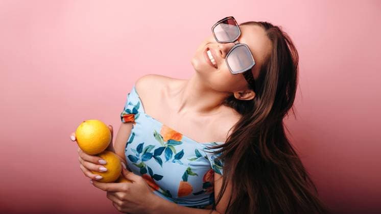 Creative Highlight Symbolbilder Young smiling woman in sunglasses having fun holding oranges isolated Lviv, Lviv Oblast, Ukraine R_JUCE250905B-1825671-01 ,model released, Symbolfoto