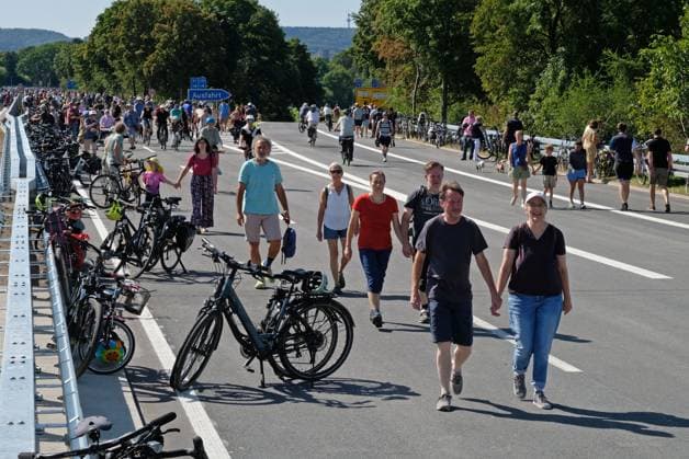 Bilder des Jahres 2025, News September 09 News Themen der Woche KW36 Öffmung A544 Aachen, 07.09.2025: Open-Brigde-Day, Öffnung der A544 mit der neu gebauten Haartalbrücke für das Publikum bevor am Montag der Fahrzeugverkehr wieder rollt. Es kamen vor allem Fahrradfahrer und Fußgänger. Volksfestcharakter an der Abfahrt der A544 zum Berliner Ring. Aachen Haarbachtal NRW Deutschland *** Opening A544 Aachen, 07 09 2025 Open Brigde Day, opening of the A544 with the newly built Haartalbrücke bridge to the public before vehicle traffic resumes on Monday Mostly cyclists and pedestrians came to the A544 exit to the Berliner Ring Aachen Haarbachtal NRW Germany