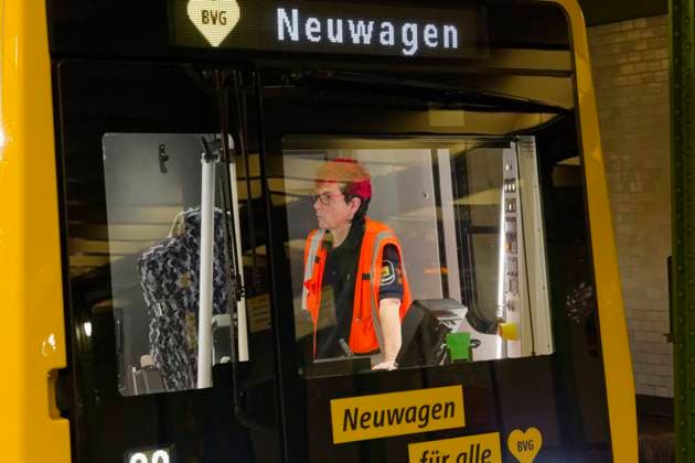 Premierenfahrt Berliner U-Bahn Reihe JK 2025-09-08 Deutschland, Berlin Start für den Einsatz der neuen Berliner U-Bahn Baureihe JK im Fahrgastbetrieb auf den Kleinprofillinien U1 bis U4 am Bahnhof Deutsche Oper der U2. Im Führerstand BVG U-Bahn-Fahrerin Patricia Leis.