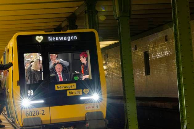 Premierenfahrt Berliner U-Bahn Reihe JK 2025-09-08 Deutschland, Berlin Start für den Einsatz der neuen Berliner U-Bahn Baureihe JK im Fahrgastbetrieb auf den Kleinprofillinien U1 bis U4 am Bahnhof Deutsche Oper der U2. Im Bild Berlins Regierender Bürgermeister Kai Wegner (CDU) im Führerstand der Neubaureihe JK während der Premierenfahrt, neben ihm BVG U-Bahnfahrerin Patricia Leis.