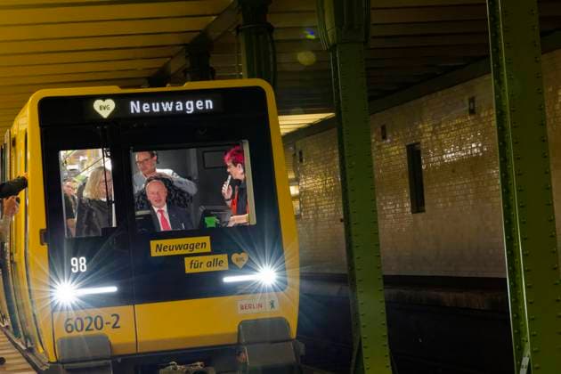 Premierenfahrt Berliner U-Bahn Reihe JK 2025-09-08 Deutschland, Berlin Start für den Einsatz der neuen Berliner U-Bahn Baureihe JK im Fahrgastbetrieb auf den Kleinprofillinien U1 bis U4 am Bahnhof Deutsche Oper der U2. Im Bild Berlins Regierender Bürgermeister Kai Wegner (CDU) im Führerstand der Neubaureihe JK während der Premierenfahrt, neben ihm BVG U-Bahnfahrerin Patricia Leis.