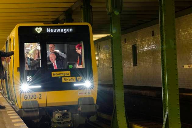 Premierenfahrt Berliner U-Bahn Reihe JK 2025-09-08 Deutschland, Berlin Start für den Einsatz der neuen Berliner U-Bahn Baureihe JK im Fahrgastbetrieb auf den Kleinprofillinien U1 bis U4 am Bahnhof Deutsche Oper der U2. Im Bild Berlins Regierender Bürgermeister Kai Wegner (CDU) im Führerstand der Neubaureihe JK während der Premierenfahrt, neben ihm BVG U-Bahnfahrerin Patricia Leis.