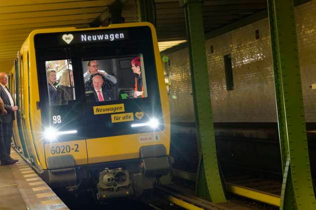 Premierenfahrt Berliner U-Bahn Reihe JK 2025-09-08 Deutschland, Berlin Start für den Einsatz der neuen Berliner U-Bahn Baureihe JK im Fahrgastbetrieb auf den Kleinprofillinien U1 bis U4 am Bahnhof Deutsche Oper der U2. Im Bild Berlins Regierender Bürgermeister Kai Wegner (CDU) im Führerstand der Neubaureihe JK während der Premierenfahrt, neben ihm BVG U-Bahnfahrerin Patricia Leis.