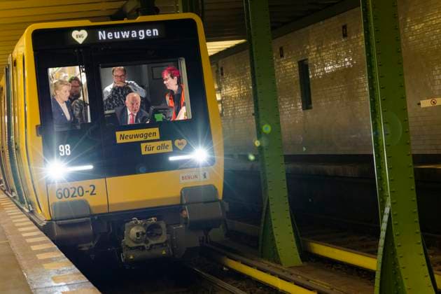 Premierenfahrt Berliner U-Bahn Reihe JK 2025-09-08 Deutschland, Berlin Start für den Einsatz der neuen Berliner U-Bahn Baureihe JK im Fahrgastbetrieb auf den Kleinprofillinien U1 bis U4 am Bahnhof Deutsche Oper der U2. Im Bild Berlins Regierender Bürgermeister Kai Wegner (CDU) im Führerstand der Neubaureihe JK während der Premierenfahrt, neben ihm BVG U-Bahnfahrerin Patricia Leis.