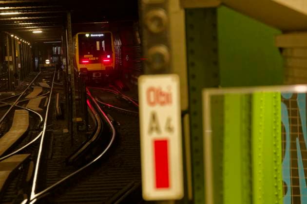 Premierenfahrt Berliner U-Bahn Reihe JK 2025-09-08 Deutschland, Berlin Start für den Einsatz der neuen Berliner U-Bahn Baureihe JK im Fahrgastbetrieb auf den Kleinprofillinien U1 bis U4 am Bahnhof Deutsche Oper der U2. Im Bild passiert der Premierenzug die Kehranlage des Bahnhofs in Richtung Alexanderplatz.