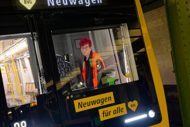 Premierenfahrt Berliner U-Bahn Reihe JK 2025-09-08 Deutschland, Berlin Start für den Einsatz der neuen Berliner U-Bahn Baureihe JK im Fahrgastbetrieb auf den Kleinprofillinien U1 bis U4 am Bahnhof Deutsche Oper der U2. Im Führerstand BVG U-Bahnfahrerin Patricia Leis.