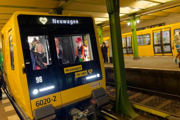 Premierenfahrt Berliner U-Bahn Reihe JK 2025-09-08 Deutschland, Berlin Start für den Einsatz der neuen Berliner U-Bahn Baureihe JK im Fahrgastbetrieb auf den Kleinprofillinien U1 bis U4 am Bahnhof Deutsche Oper der U2. Im Bild Berlins Regierender Bürgermeister Kai Wegner (CDU) im Führerstand der Neubaureihe JK während der Premierenfahrt, neben ihm BVG U-Bahnfahrerin Patricia Leis.