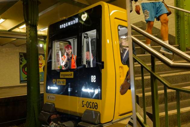 Premierenfahrt Berliner U-Bahn Reihe JK 2025-09-08 Deutschland, Berlin Start für den Einsatz der neuen Berliner U-Bahn Baureihe JK im Fahrgastbetrieb auf den Kleinprofillinien U1 bis U4 am Bahnhof Deutsche Oper der U2. Im Abfertigungsspiegel des Bahnhofs Berlins Regierender Bürgermeister Kai Wegner (CDU) im Führerstand der Neubaureihe JK während der Premierenfahrt, neben ihm BVG U-Bahnfahrerin Patricia Leis.