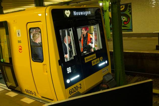 Premierenfahrt Berliner U-Bahn Reihe JK 2025-09-08 Deutschland, Berlin Start für den Einsatz der neuen Berliner U-Bahn Baureihe JK im Fahrgastbetrieb auf den Kleinprofillinien U1 bis U4 am Bahnhof Deutsche Oper der U2. Im Bild Berlins Regierender Bürgermeister Kai Wegner (CDU) im Führerstand der Neubaureihe JK während der Premierenfahrt, neben ihm BVG U-Bahnfahrerin Patricia Leis.