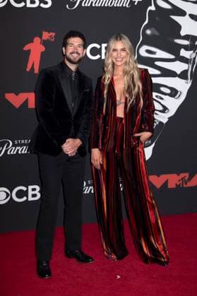Ben Johnson und Whitney Phillips mit Begleitung bei der Verleihung der MTV Video Music Awards 2025 in der UBS Arena. New York, 07.09.2025