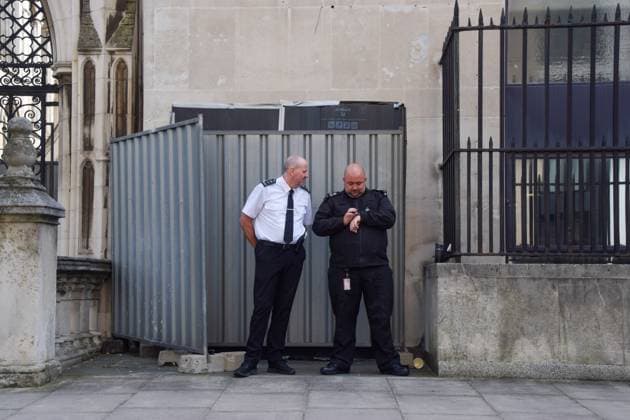 September 8, 2025, London, England, United Kingdom: Security personnel stand in front of the fences covering the latest artwork by elusive street artist Banksy at the Royal Courts of Justice. The artwork, depicting a judge hitting a protester with a gavel, was swiftly covered up after being discovered on the wall of the court in the early morning. London United Kingdom - ZUMAv130 20250908_zip_v130_033 Copyright: xVukxValcicx