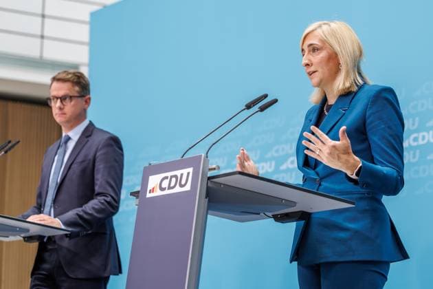 Pressekonferenz mit dem Generalsekretär der CDU Deutschlands Dr. Carsten Linnemann MdB und der Bundesministerin für Gesundheit Nina Warken MdB Pressekonferenz mit dem Generalsekretär der CDU Deutschlands Dr. Carsten Linnemann MdB und der Bundesministerin für Gesundheit Nina Warken MdB am 08.09.2025 in Berlin. Nina Warken spricht zu den Anwesenden. Berlin Berlin Deutschland CDU-Bundesgeschäftsstelle (Konrad-Adenauer-Haus) *** Press conference with the Secretary General of the CDU Germany Dr Carsten Linnemann MdB and the Federal Minister of Health Nina Warken MdB Press conference with the Secretary General of the CDU Germany Dr Carsten Linnemann MdB and the Federal Minister of Health Nina Warken MdB on 08 09 2025 in Berlin Nina Warken sp