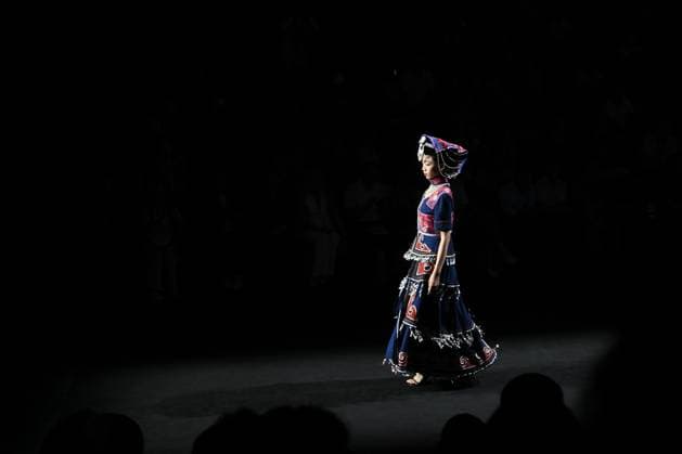 (250908) -- BEIJING, Sept. 8, 2025 -- A model presents a creation featuring embroidery of Yi ethnic group from Chuxiong Yi Autonomous Prefecture of southwest China s Yunnan Province during the 2025 China Fashion Week (Autumn) in Beijing, capital of China, Sept. 8, 2025. ) CHINA-BEIJING-FASHION WEEK-EMBROIDERY OF YI ETHNIC GROUP-CREATIONS (CN) JinxLiangkuai 