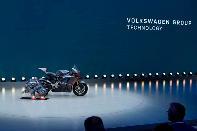 Enthüllung eines Solid State Battery Motorrad von VW und Ducati auf IAA Mobility Enthüllung eines Solid State Battery Motorrad von VW und Ducati auf IAA Mobility *** Unveiling of a solid state battery motorcycle from VW and Ducati at IAA Mobility Unveiling of a solid state battery motorcycle from VW and Ducati at IAA Mobility