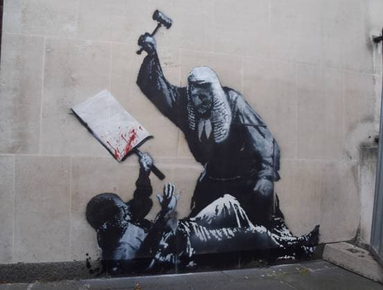 Bilder des Jahres 2025, Entertainment 09 September September 8, 2025, London, England, United Kingdom: The latest artwork by elusive street artist Banksy at the Royal Courts of Justice, depicting a judge hitting a protester with a gavel. The artwork was swiftly covered up after being discovered on the wall of the court in the early morning, but has since been uncovered. London United Kingdom - ZUMAv130 20250908_zip_v130_059 Copyright: xVukxValcicx