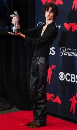 2025 MTV Video Music Awards - Press Room ELMONT, NASSAU COUNTY, NEW YORK, USA - SEPTEMBER 07: American singer, songwriter, and producer Sombr (Shane Michael Boose), winner of the Best Alternative award for Back to Friends wearing Valentino poses in the press room at the 2025 MTV Video Music Awards held at UBS Arena on September 7, 2025 in Elmont, Nassau County, New York, United States., Credit:Jorge Estrellado Avalon United States, New York, Elmont, UBS Arena Copyright: xJorgexEstrelladox xAvalonx 1035324357