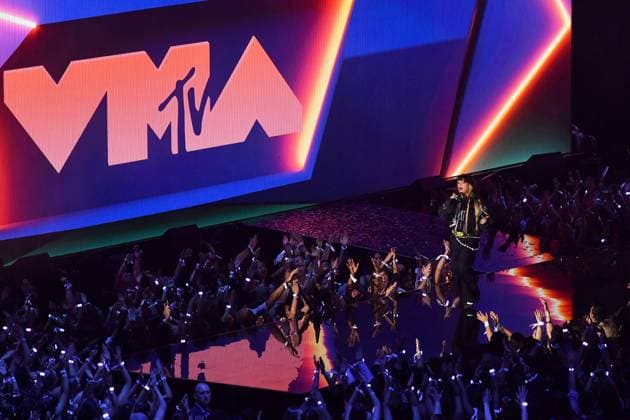 MTV Video Music Awards 2025 - Show Lola Young performs onstage during the 2025 MTV Video Music Awards at UBS Arena on September 07, 2025 in Elmont, New York. Elmont UBS Arena New York USA Copyright: xCxFlanigan imageSPACEx
