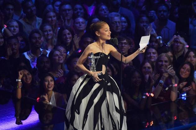 MTV Video Music Awards 2025 - Show Ariana Grande receives MTV s VMA for Best Pop Song onstage during the 2025 MTV Video Music Awards at UBS Arena on September 07, 2025 in Elmont, New York. Elmont UBS Arena New York USA Copyright: xCxFlanigan imageSPACEx