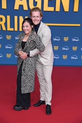 Johannes Heinrichs mit Freundin Nadja Jo Klapper bei der Deutschlandpremiere der Disney+ Original-Serie CALL MY AGENT BERLIN im Colosseum Kino in Berlin am 08.09.2025