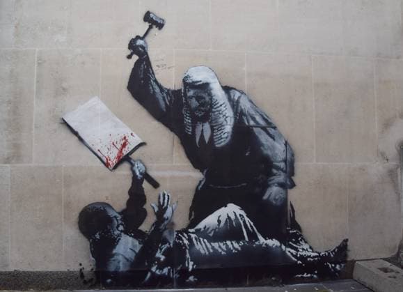 New Bansky Artwork at the Royal Courts of Justice in London, UK - 08 Sep 2025 The latest artwork by elusive street artist Banksy appears on a wall at the Royal Courts of Justice, depicting a judge hitting a protester with a gavel. The artwork was swiftly covered up after being discovered on the wall of the court in the early morning, but has since been uncovered. London United Kingdom Copyright: xVukxValcicx xSOPAxImagesx VukValcicBanksy080925_40